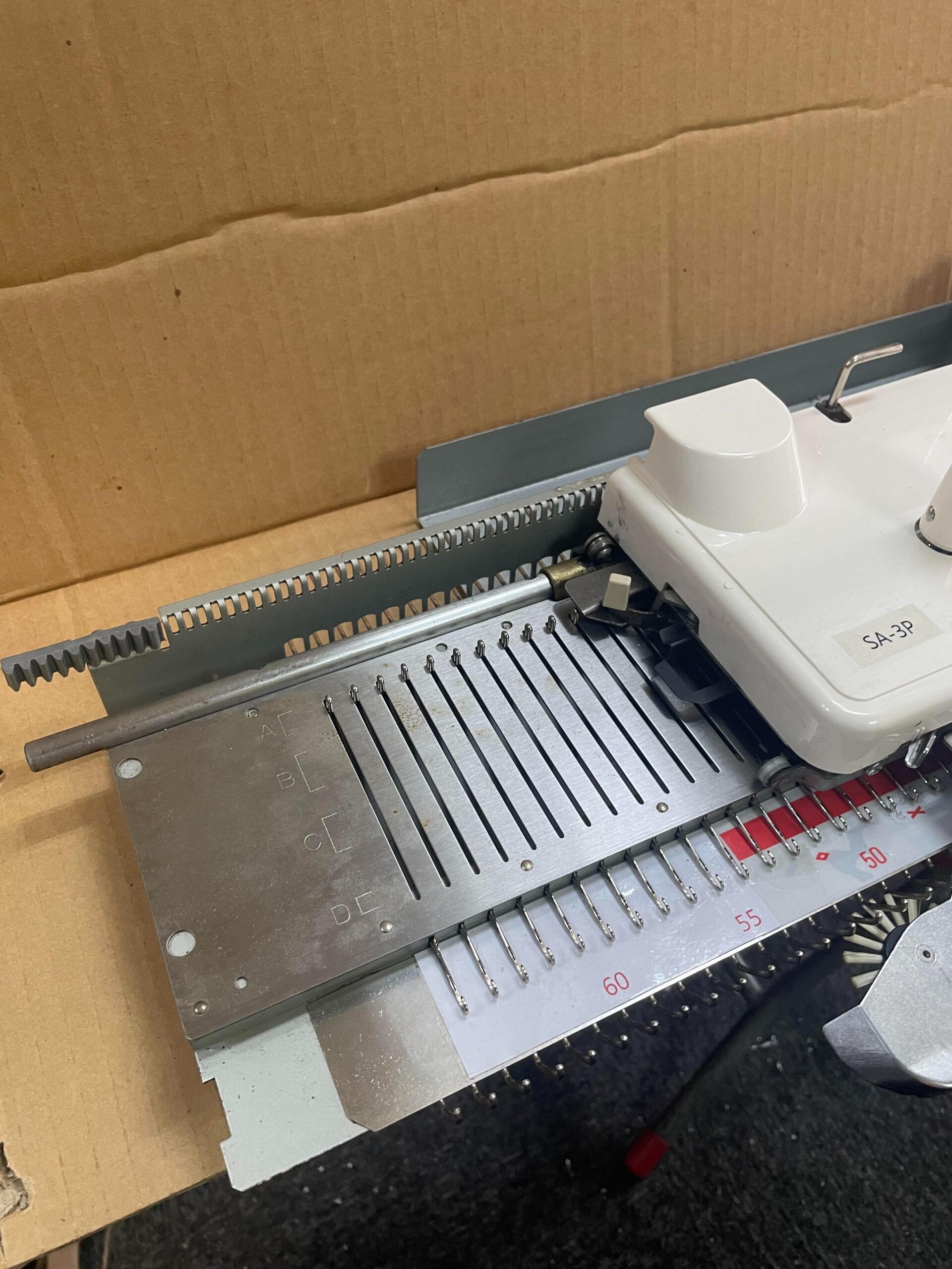 SA3P SINGER / SILVER REED Chunky Gauge Punch card Knitting Machine - Image 5