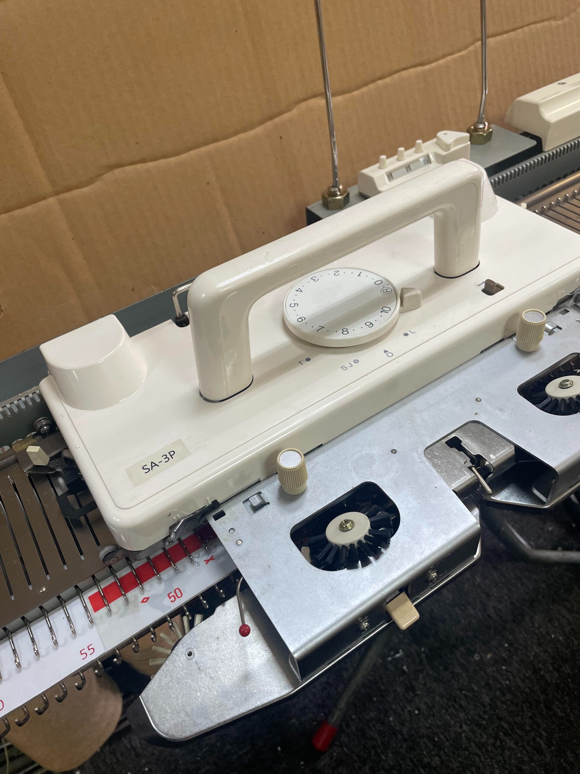 SA3P SINGER / SILVER REED Chunky Gauge Punch card Knitting Machine - Image 6