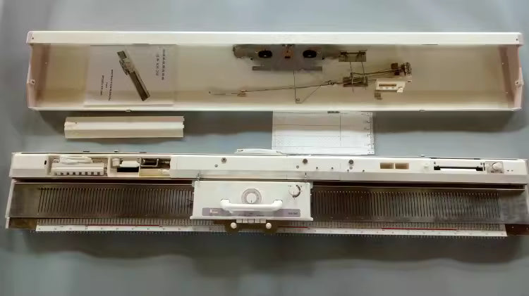 KH260L Long Needle Beds Chunky Gauge knitting machine. - Image 2