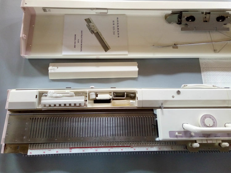 KH260L Long Needle Beds Chunky Gauge knitting machine. - Image 3