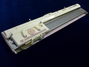 KH260L Long Needle Beds Chunky Gauge knitting machine. - Image 4