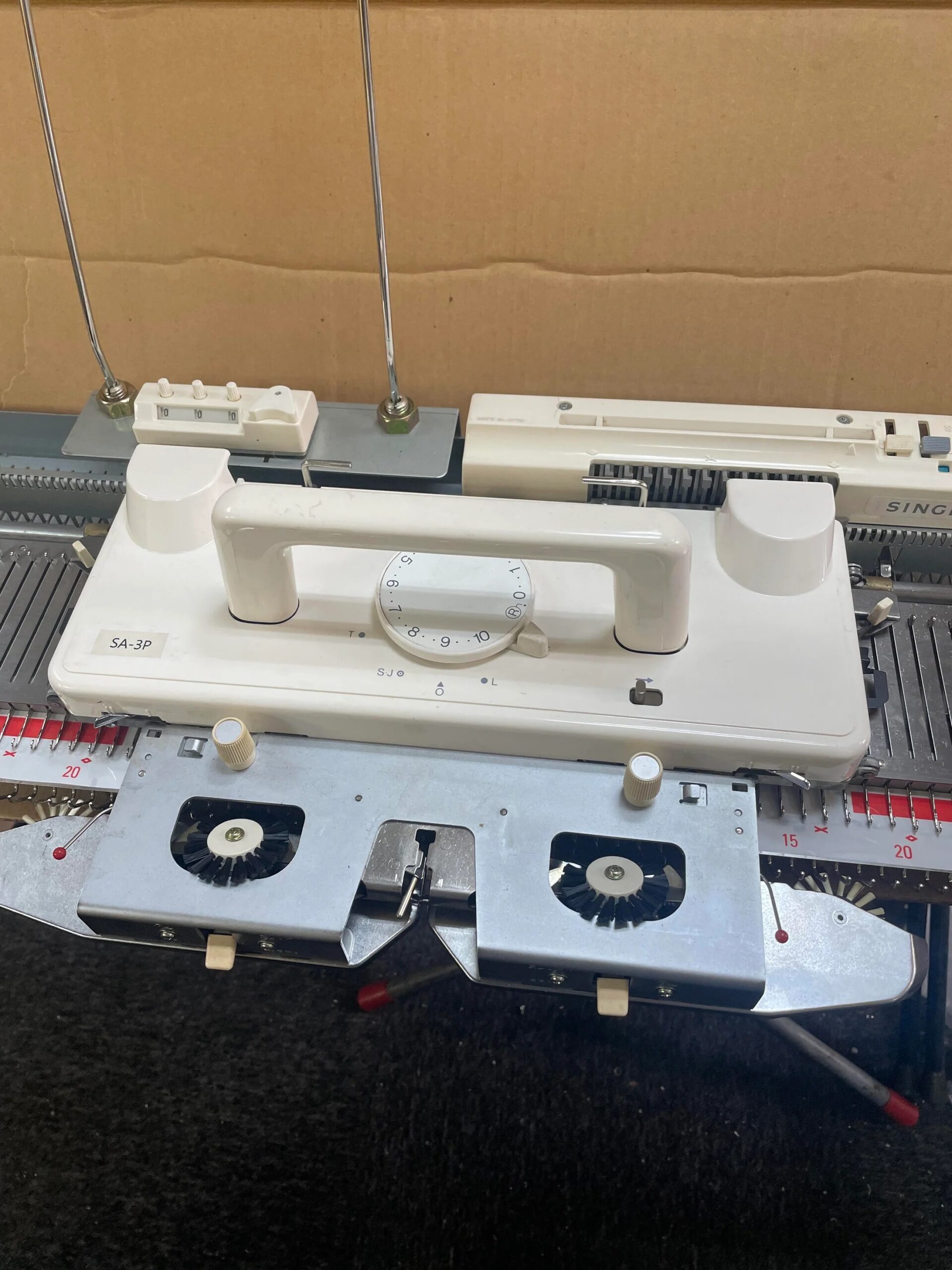 SA3P SINGER / SILVER REED Chunky Gauge Punch card Knitting Machine - Image 2