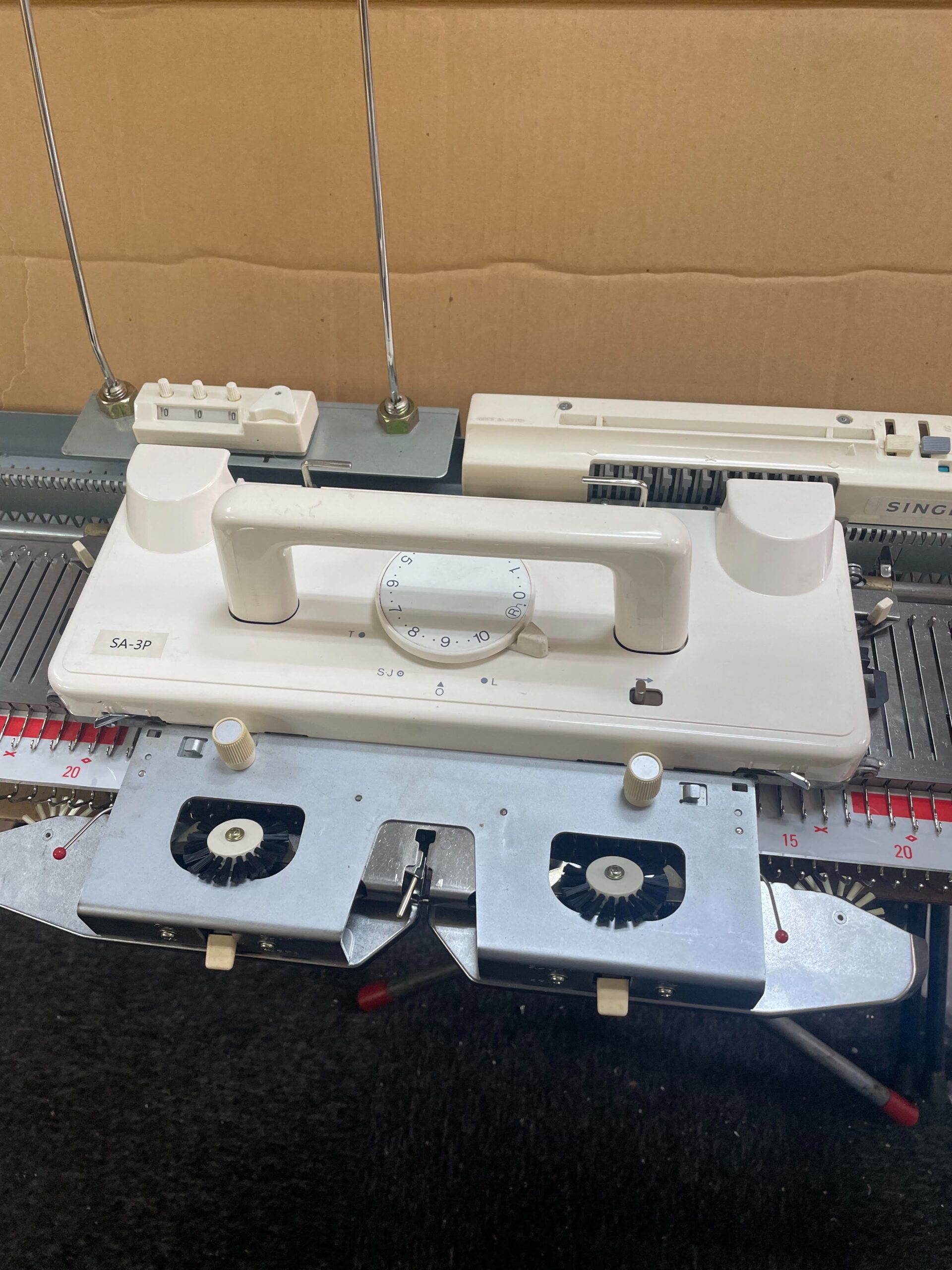 SA3P SINGER / SILVER REED Chunky Gauge Punch card Knitting Machine - Image 3
